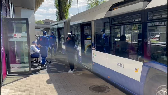 Vo výstroji a do MHD. Slovenskí hokejisti opustili tréning s policajnou eskortou