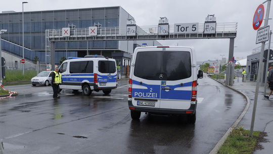Nemecko: Streľba v závode Mercedesu, dvaja ľudia sú mŕtvi 