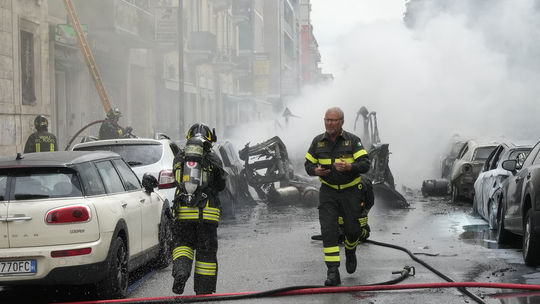 V centre Milána sa ozval masívny výbuch. Niekoľko áut pohltili plamene 