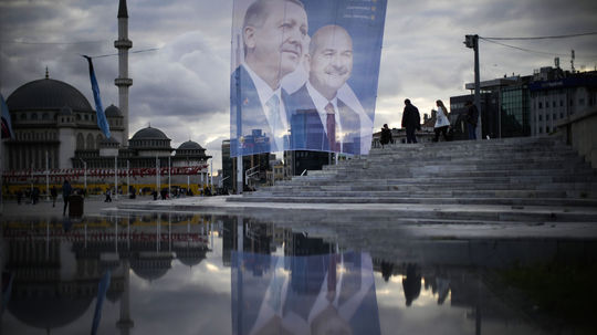 Do finále volieb ide Erdogan z prvého miesta. O tom, či bude pokračovať jeho éra, rozhodnú Turci o dva týždne