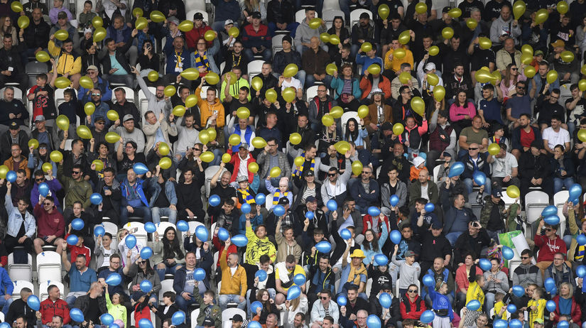 Balóny na tribúnach v Košiciach.