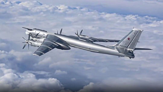 Ruský strategický bombardér Tu-95 na zábere z...