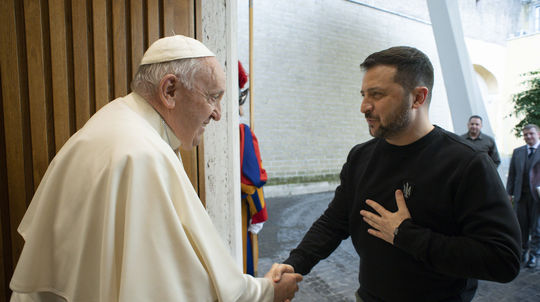 Pápež poveril kardinála Zuppiho mierovou misiou na ukončenie vojny na Ukrajine