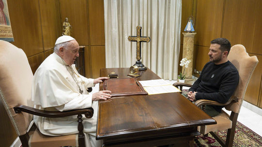 Pápež nežiada Ukrajinu, aby sa vzdala, reaguje Vatikán. Podľa Zacharovovej sa prihováral Západu