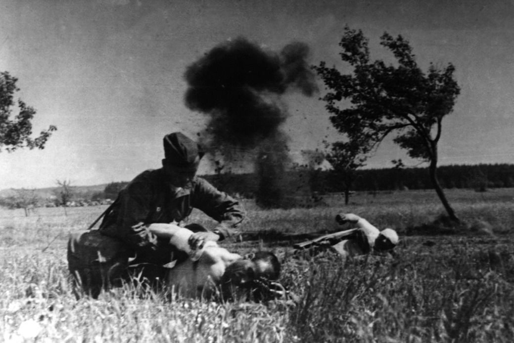 Sovietski vojaci pri bojoch v okolí obce...