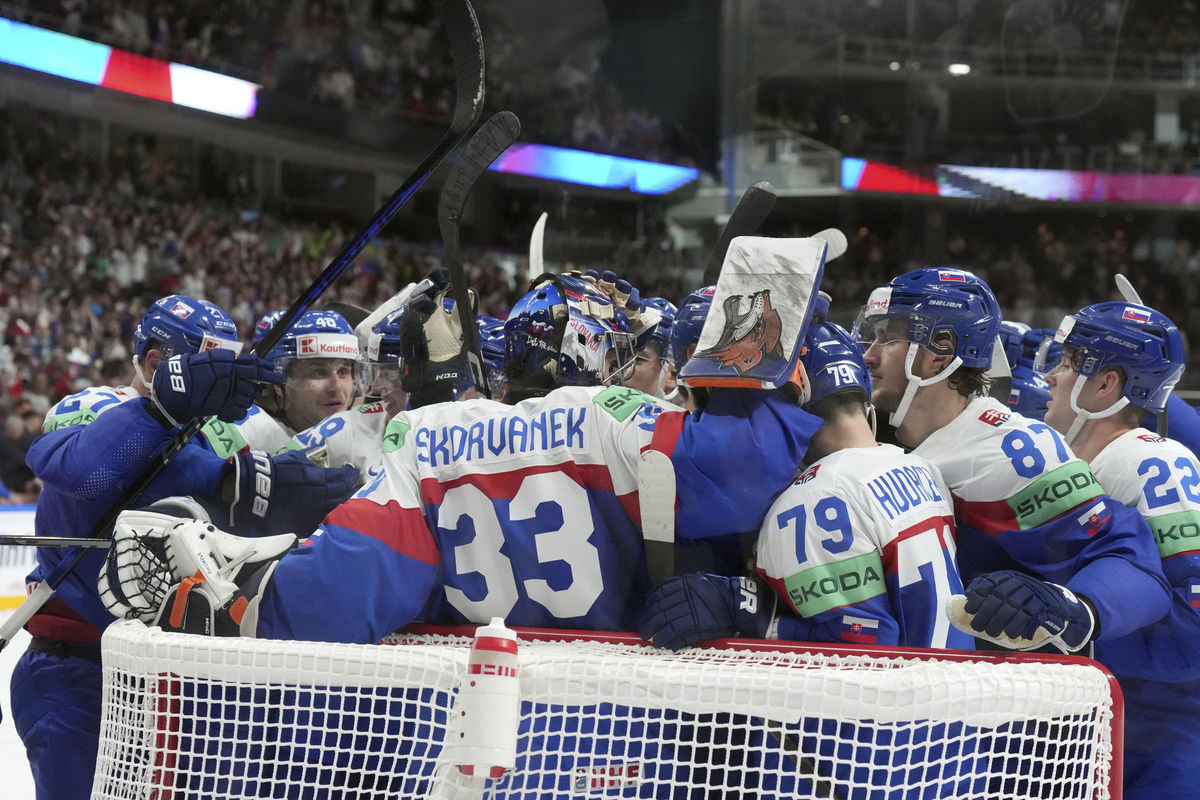 Joueurs de hockey slovaques après la victoire sur les Lettons.