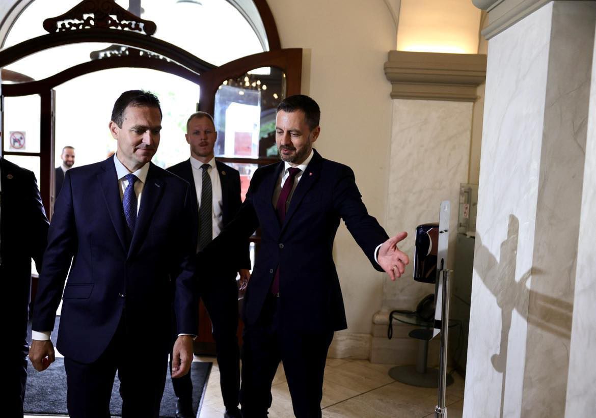 Eduard Heger odovzdal úrad novému predsedovi...
