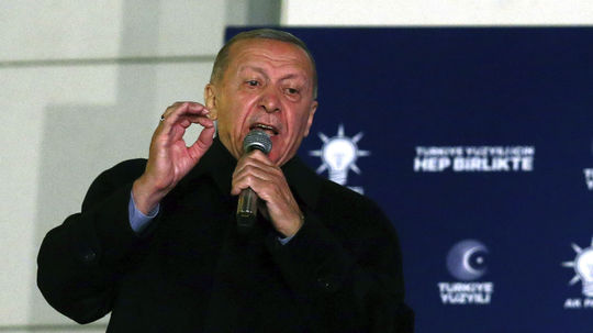 Expert: Erdogan nakoniec vyhrá. Voľby v Turecku boli slobodné, ale nie spravodlivé