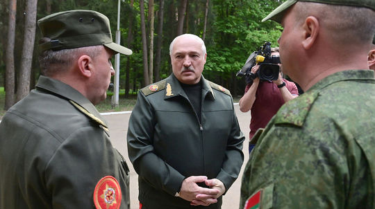 Žije. Lukašenko sa po piatich dňoch dohadov objavil na verejnosti