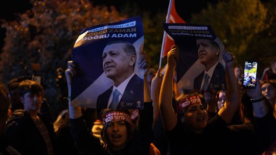 Erdogan vedie v tureckých prezidenstkých voľbách, ale črtá sa druhé kolo