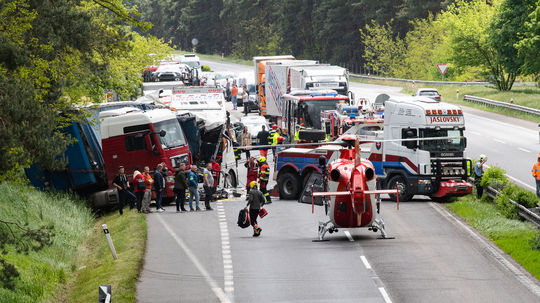 Do Miškovca previezli 13 zranených po nehode autobusu na D2
