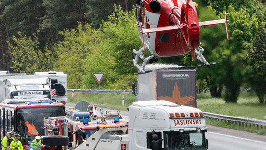 Sur la photo, l'hélicoptère de sauvetage atterrit à...