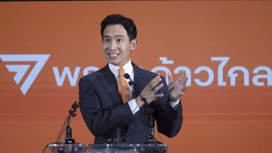 V thajských voľbách zvíťazila opozícia, Pita je pripravený byť premiérom