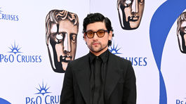 Herec Will Sharpe na vyhlásení cien BAFTA...