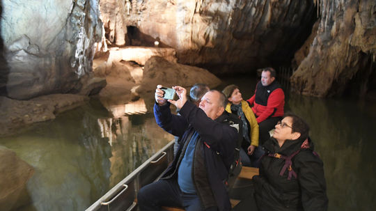 Na snímke návštevníci počas plavby po podzemnej...