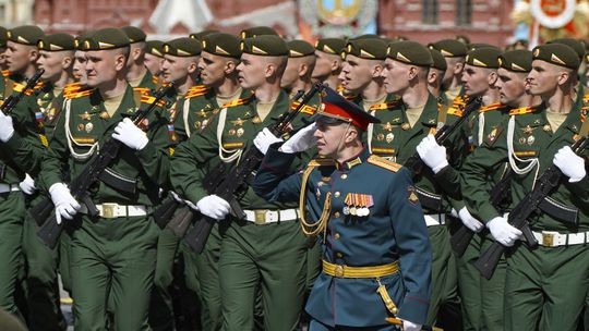 Do bojov je nasadených 400-tisíc Rusov. Cudzincov? Minimum, Putin verí väzňom, tvrdí Kyjev