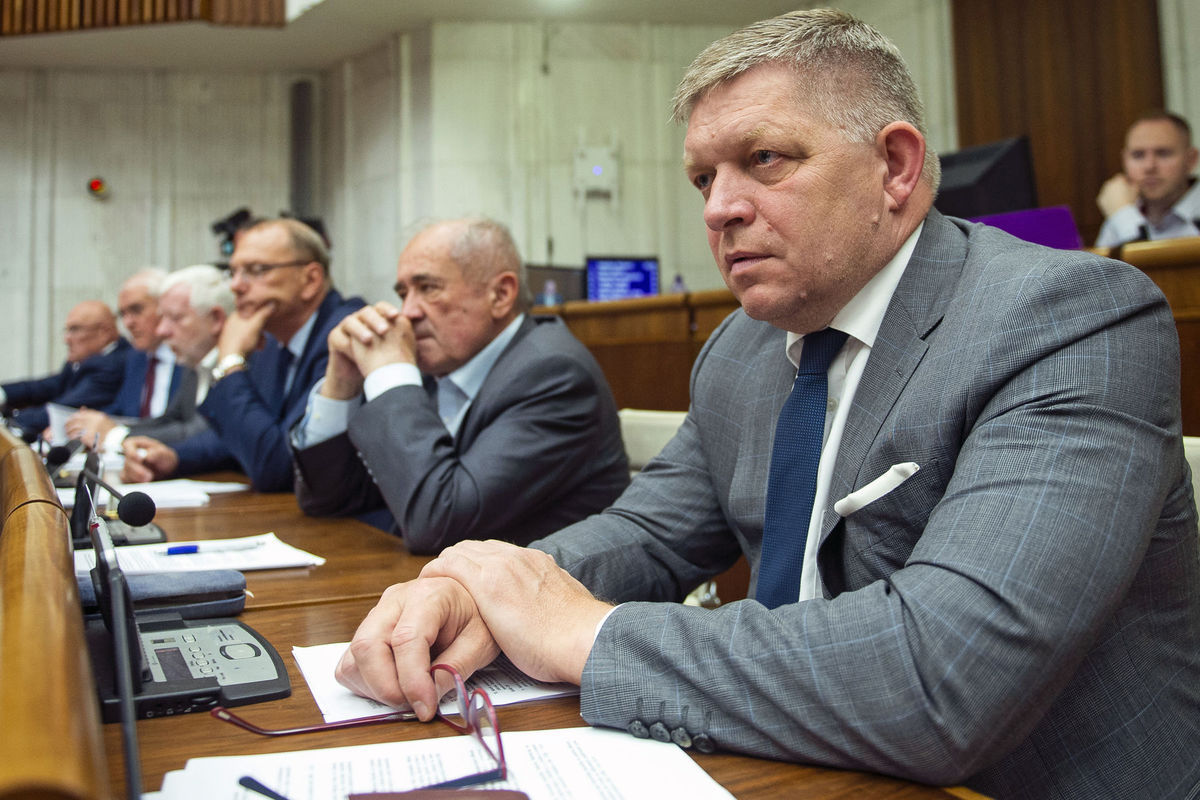 Na snímke vpravo poslanec NRSR Robert Fico...