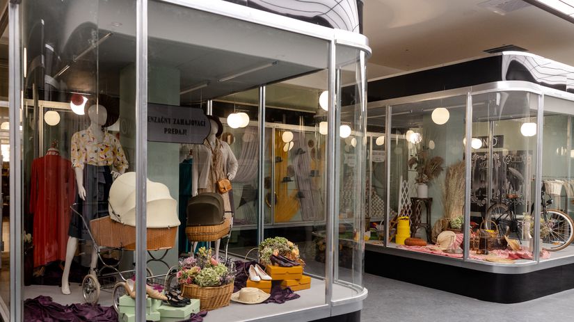 V ateliéri sú postavené aj dobové výklady...