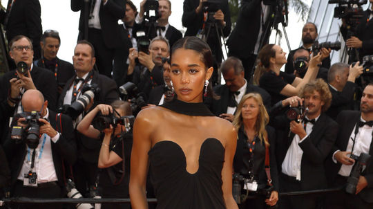 Aktorka Laura Harrier w kreacji Saint Laurent. 