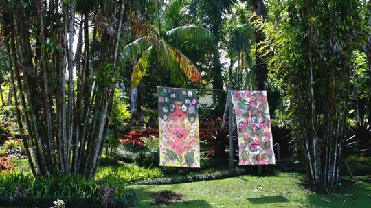 Diela v zahrade počas otvorenia výstavy “Lost...