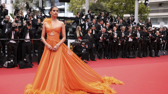 Le mannequin portugais Sara Sampaio dans une création...