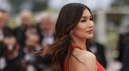 Herečka Gemma Chan prišla v kreácii Louis Vuitton. 