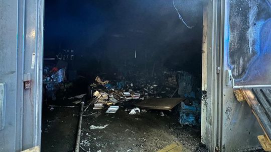 Polícia pátra po totožnosti osôb v súvislosti s požiarom v Bratislave. Zničil centrum opätovného použitia vecí