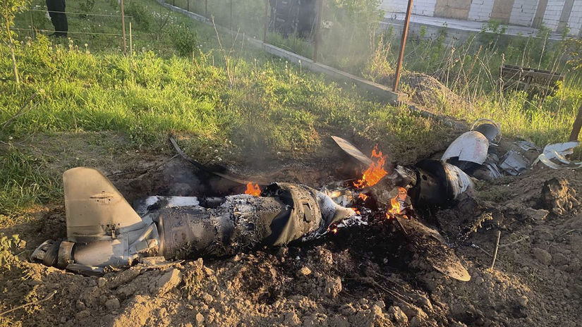 Časť zostrelenej ruskej rakety v Kyjevskej...