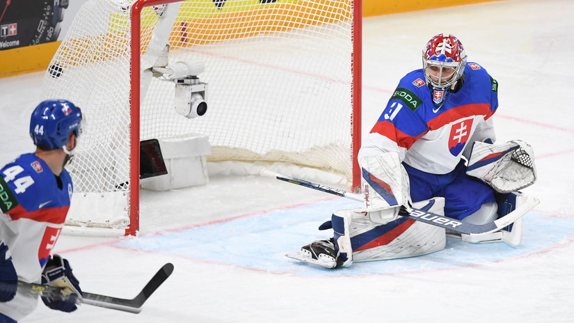  Samuel Hlavaj inkasuje gól po strele Švajčiara...