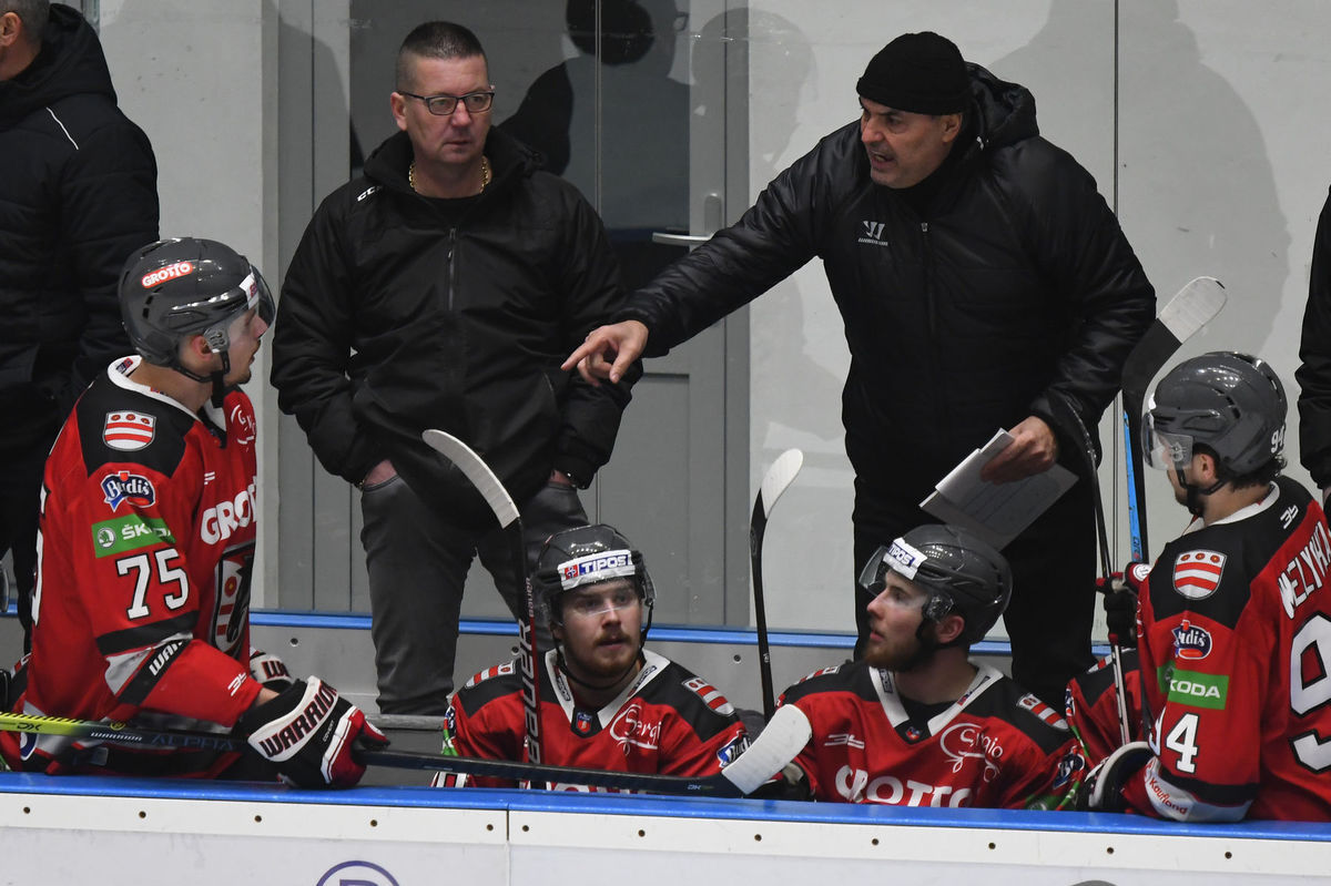 Tréner Ernest Bokroš (vpravo) a vtedajší...