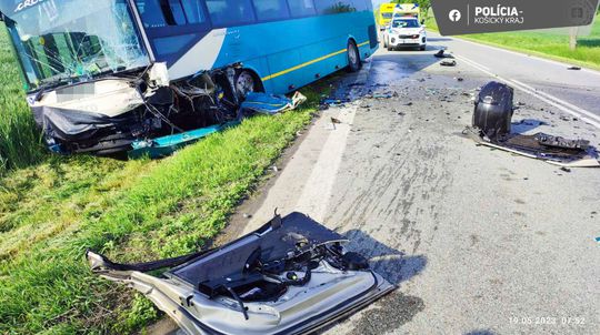 Tragická zrážka autobusu a auta pri Pozdišovciach: Jeden mŕtvy a tri zranené deti