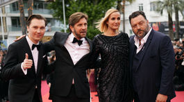 Ruben Ostlund (druhý zľava) s členmi poroty - zľava: herec Paul Dano, režisérka Julia Ducournau a Denis Menochet.