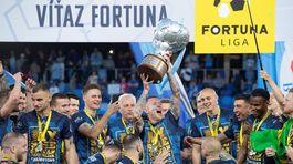 SR Futbal FL o titul 10. kolo Slovan titul oslavy BAX