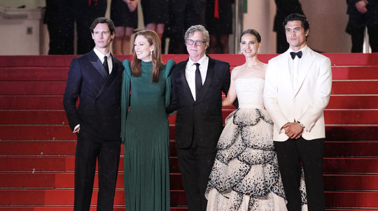 Zľava: Cory Michael Smith, Julianne Moore,...