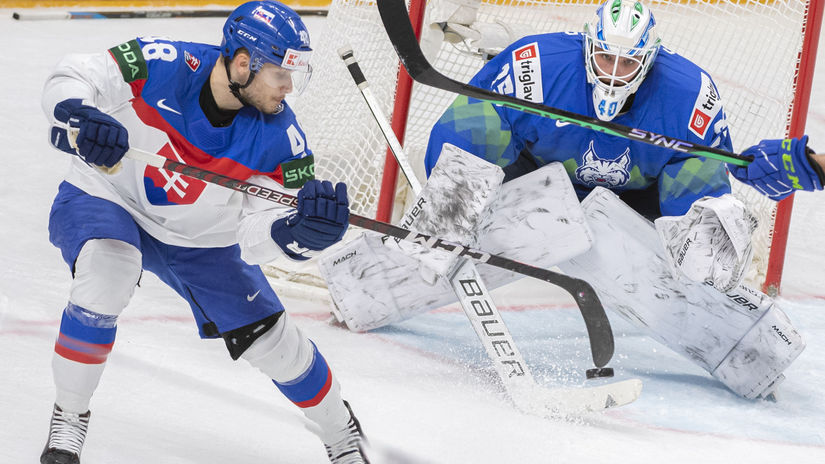 Viliam Čacho tečuje strelu pred brankárom...