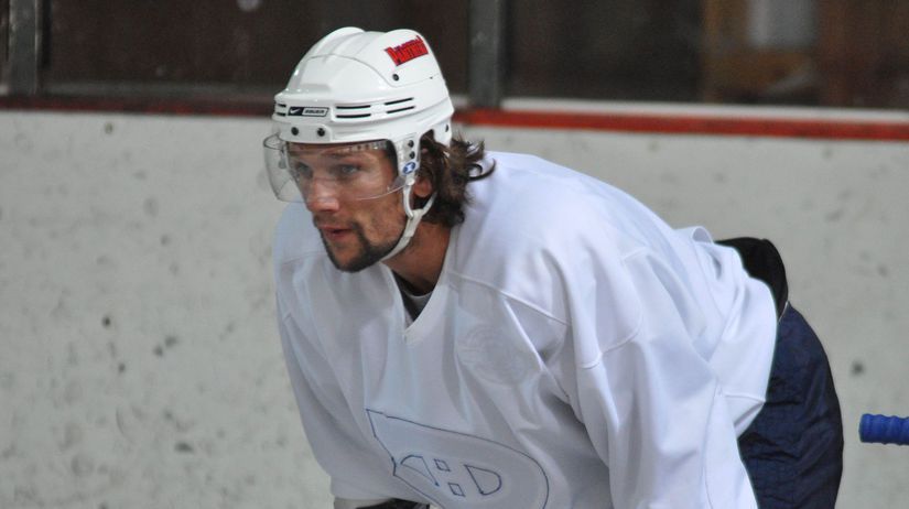 Apríl a máj 2011. Richard Zedník, jeden z...