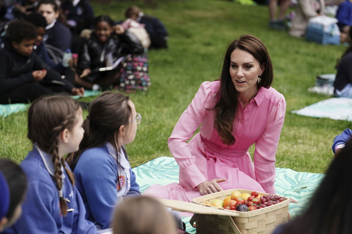 Kate, princezná z Walesu sa zhovára so školákmi...