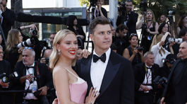 Scarlett Johansson a jej partner Colin Jost
