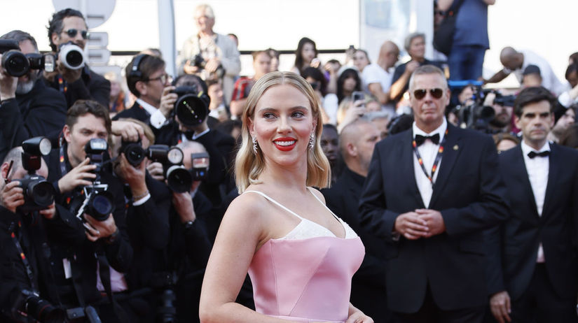 Scarlett Johansson v kreácii Prada