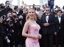 Scarlett Johansson v kreácii Prada