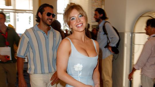 Herečka Sydney Sweeney v priestoroch hotela...