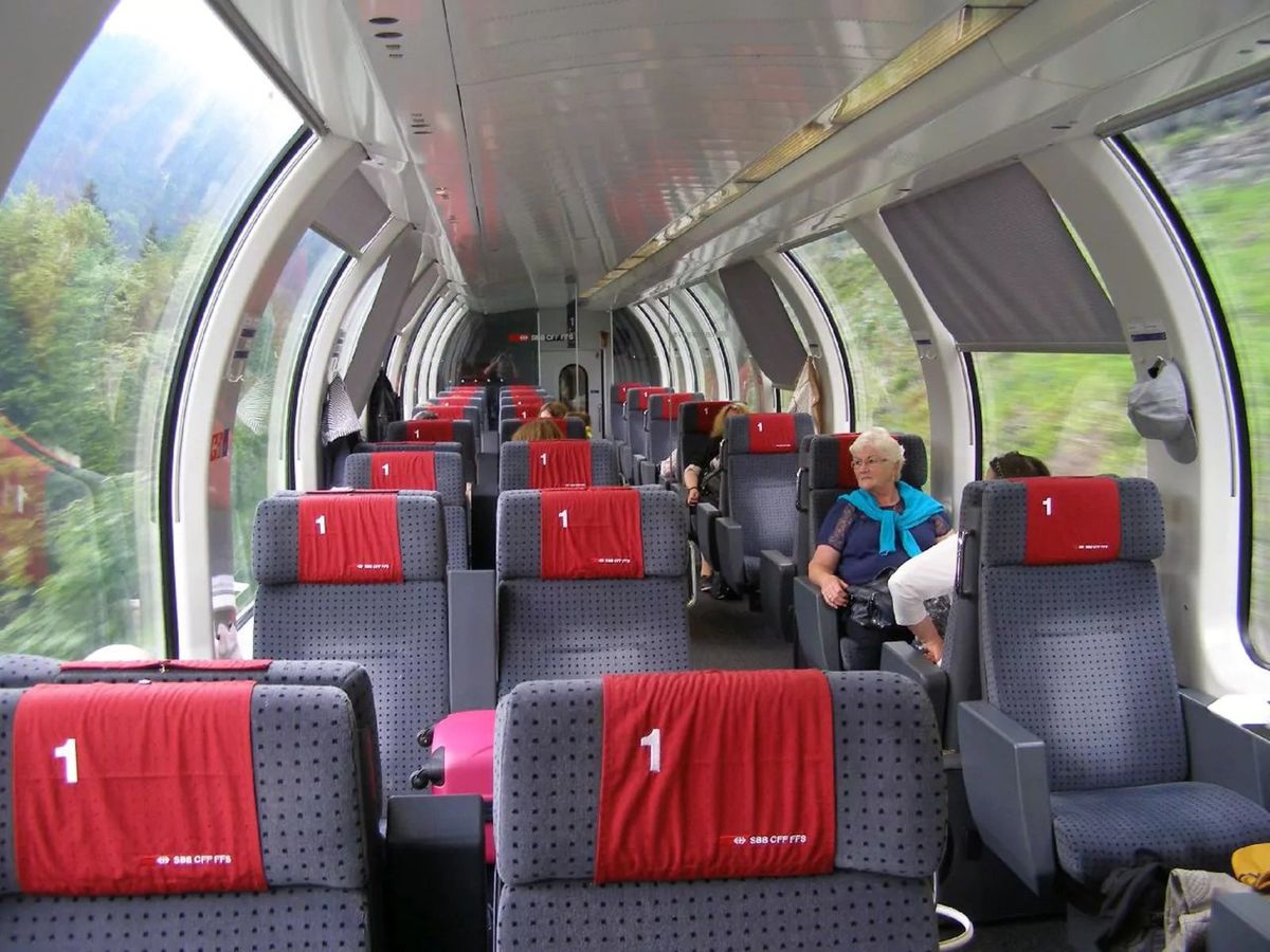 Švajčiarsky panoramatický vozeň Apm61 Pano.