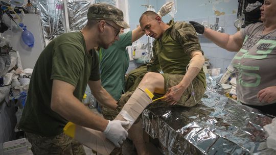Útok s barlami. Rusi posielajú do boja ranených, vznikajú pluky 'invalidov' 