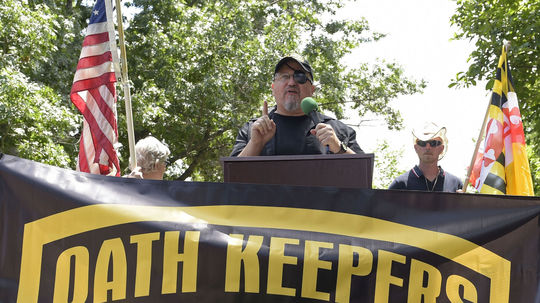 Zakladateľa milície Oath Keepers odsúdili na 18 rokov za útok na Kapitol