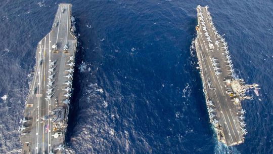 Vľavo americká lietadlová loď USS Gerald R....