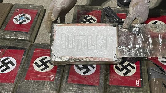 Peruánska polícia zabavila 58 kíl kokaínu s nacistickou vlajkou a nápisom Hitler