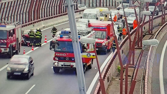 Na diaľnici D1 pri letisku v Bratislave sa zrazili štyri autá. Jedno skončilo na streche