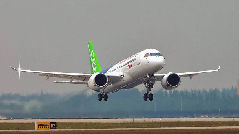 Prvý komerčný let čínskeho lietadla Comac C919...