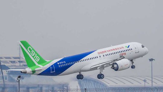 Prvý komerčný let čínskeho  lietadla Comac C919