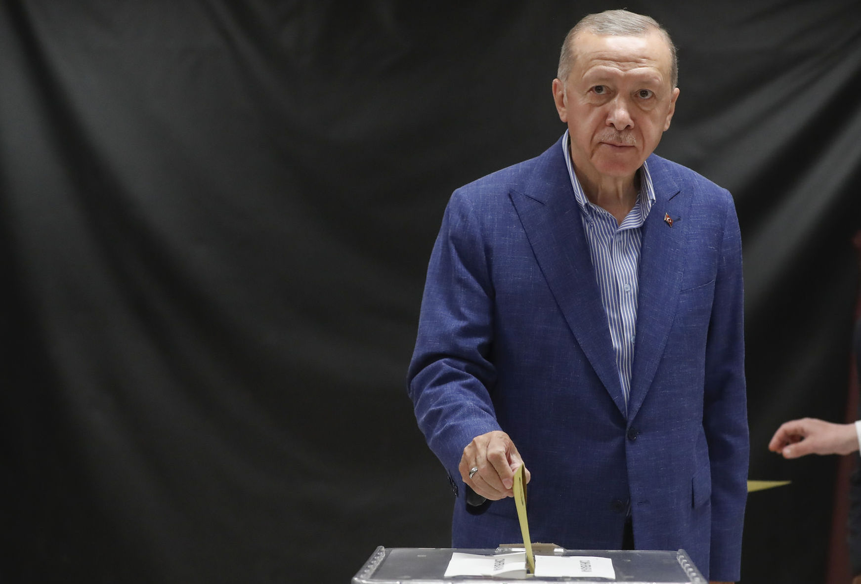 Turecký prezident Recep Tayyip Erdogan vkladá...